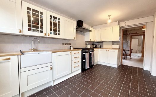 Liverpool Road South, L40