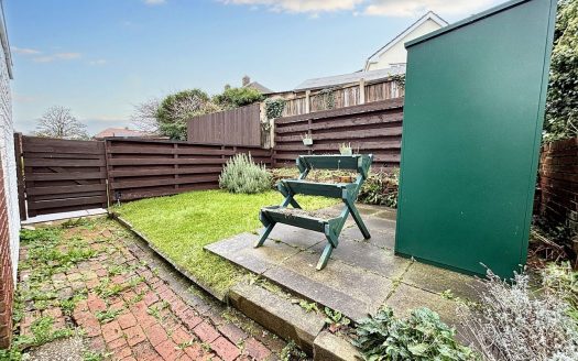 Liverpool Road South, L40