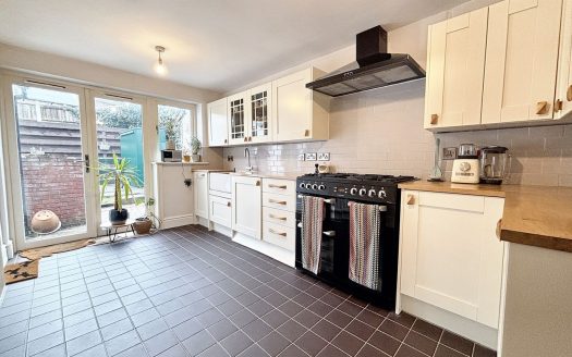 Liverpool Road South, L40