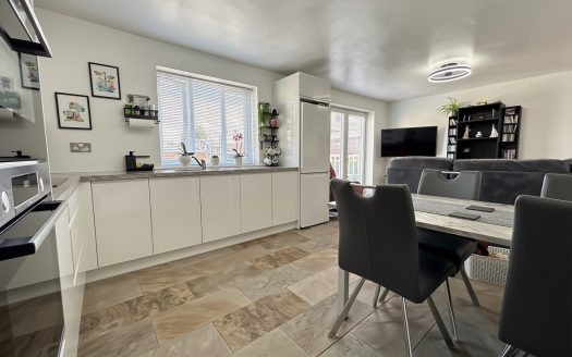 5 The Quays, L40